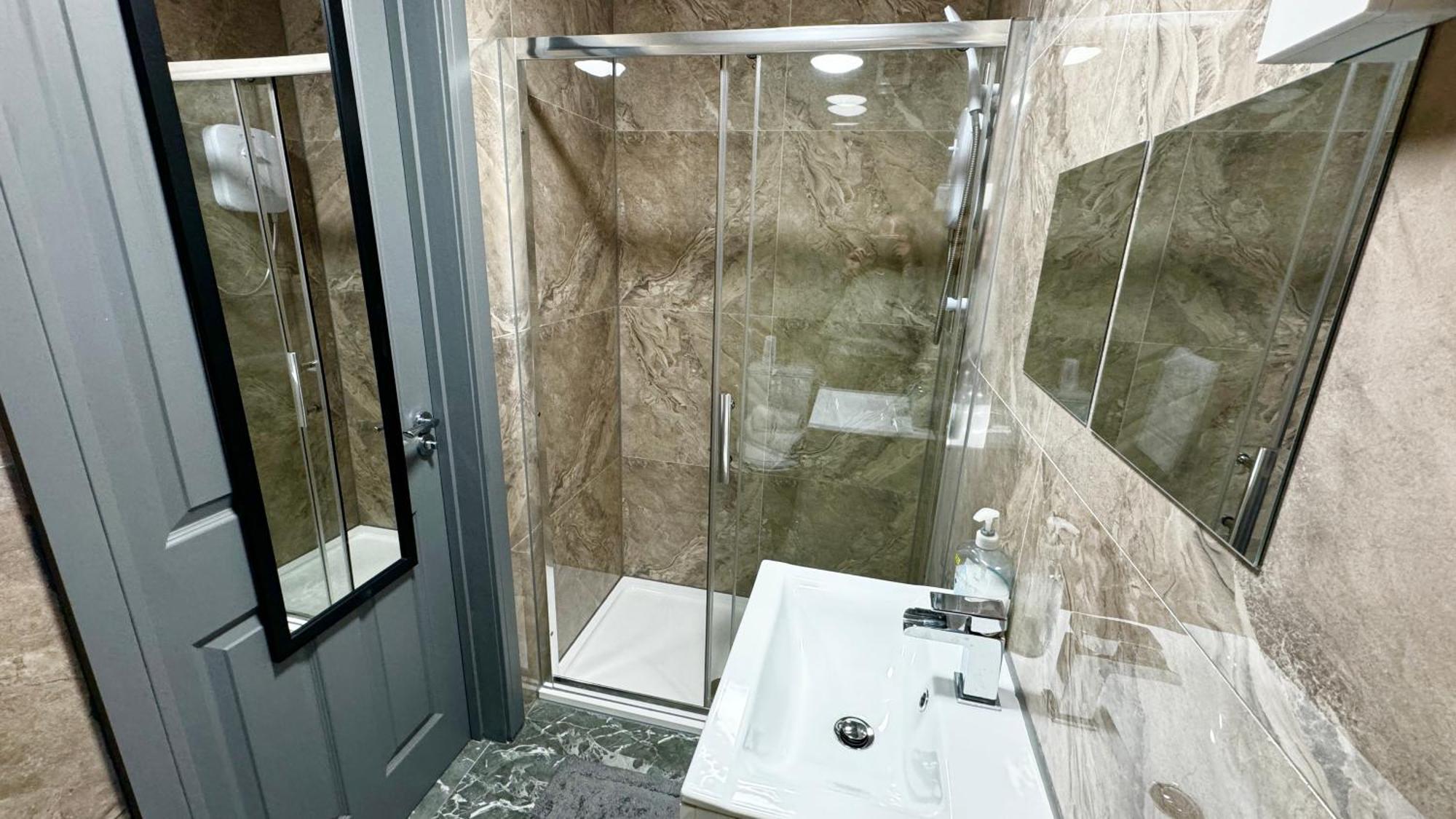 Rnm - Upgraded Business Stay For Travelling Contractors, All Amenities, Private Access Entire Place, Kitchen & Washroom, Smart Tv, Easy Access, Parking Nearby Cradley Heath Εξωτερικό φωτογραφία