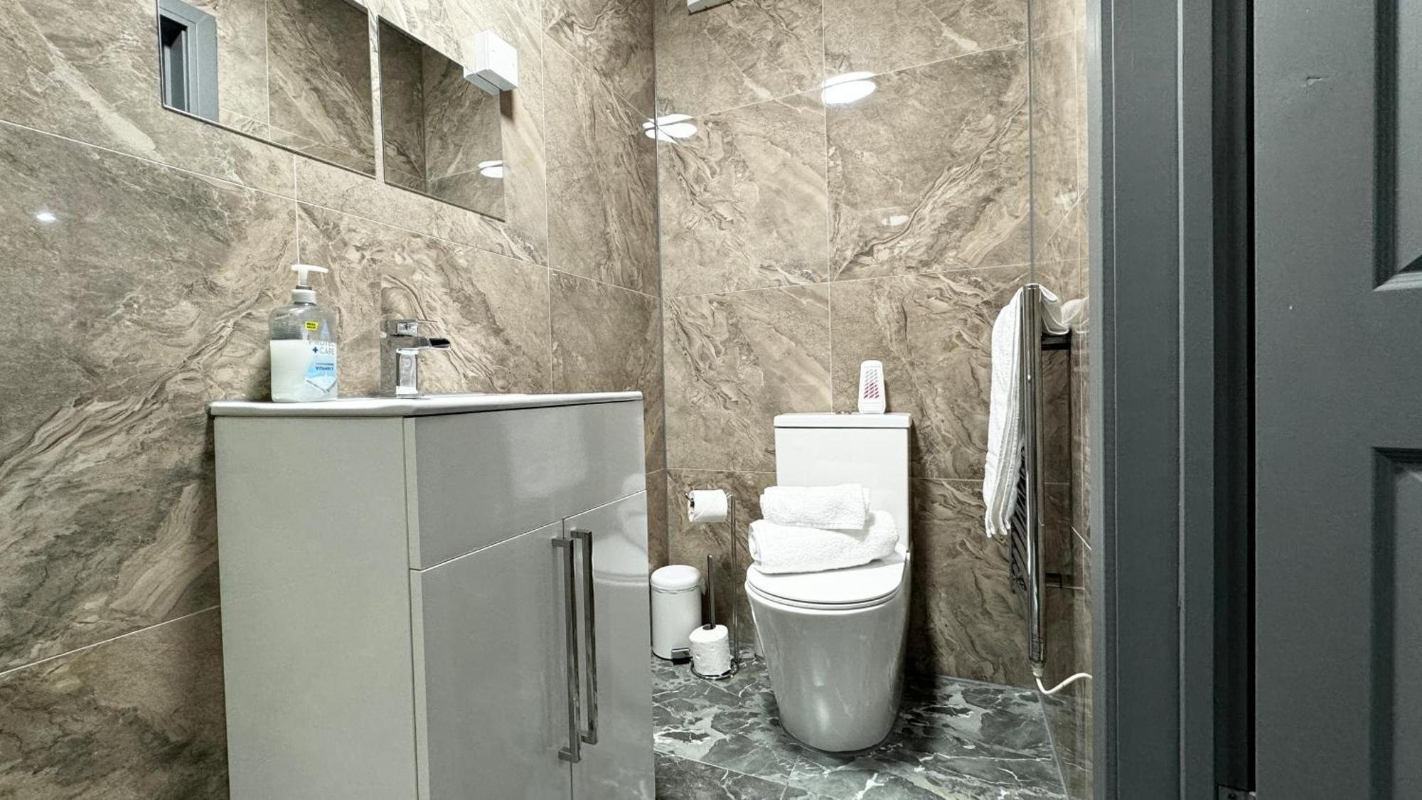 Rnm - Upgraded Business Stay For Travelling Contractors, All Amenities, Private Access Entire Place, Kitchen & Washroom, Smart Tv, Easy Access, Parking Nearby Cradley Heath Εξωτερικό φωτογραφία