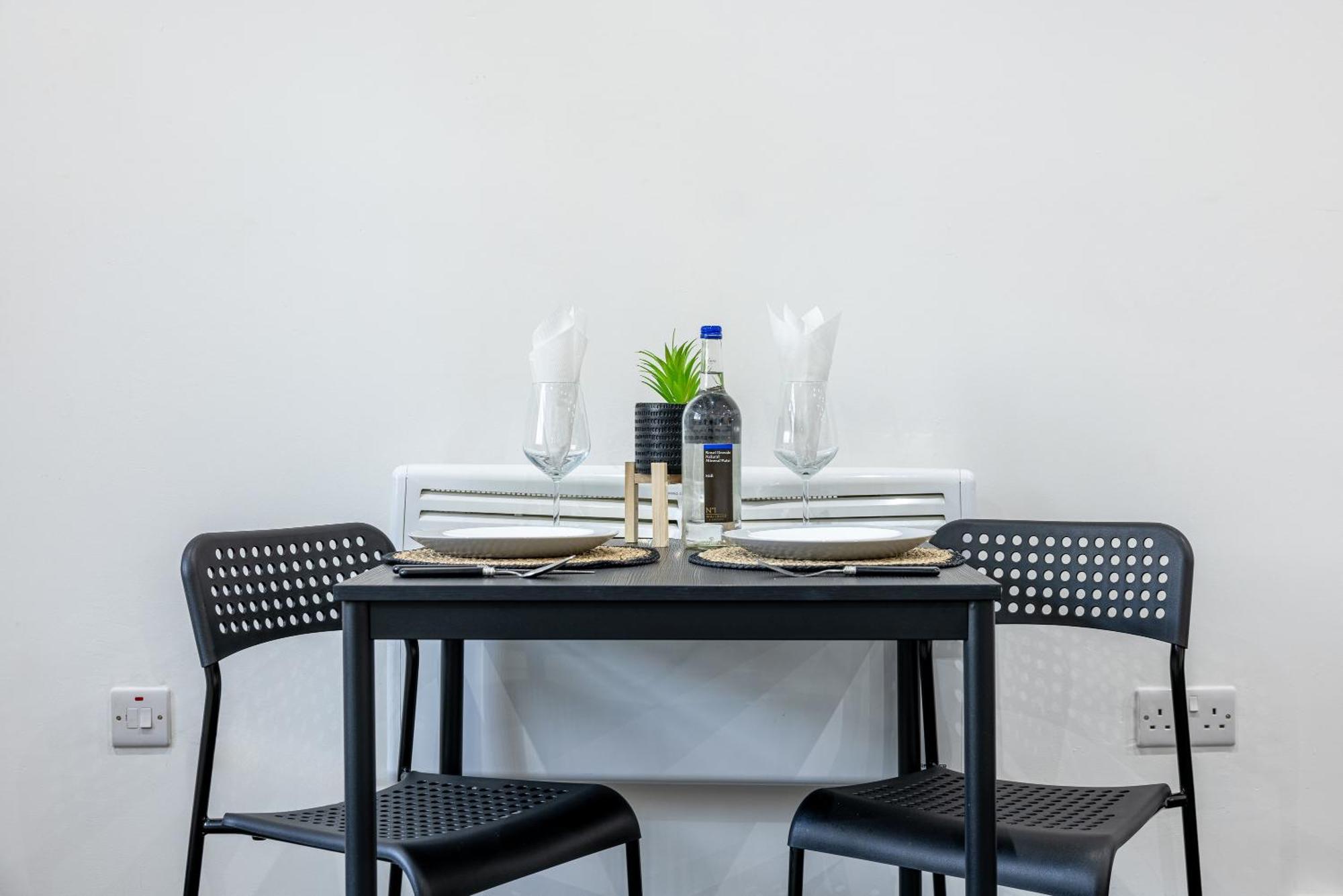 Rnm - Upgraded Business Stay For Travelling Contractors, All Amenities, Private Access Entire Place, Kitchen & Washroom, Smart Tv, Easy Access, Parking Nearby Cradley Heath Εξωτερικό φωτογραφία